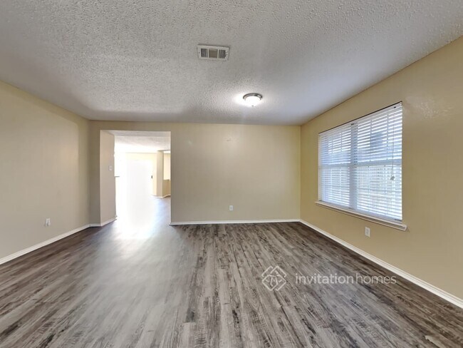 Building Photo - 3312 Silver Creek Dr