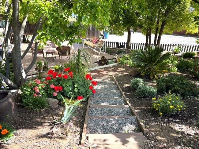 Escalones del jardín - 1340 Hospital Rd