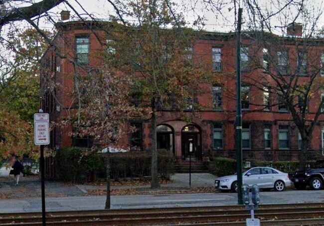 Building Photo - 2bed-2bath Brookline with Parking