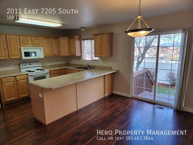 Building Photo - Huge Townhome in coveted East Cottonwood H...