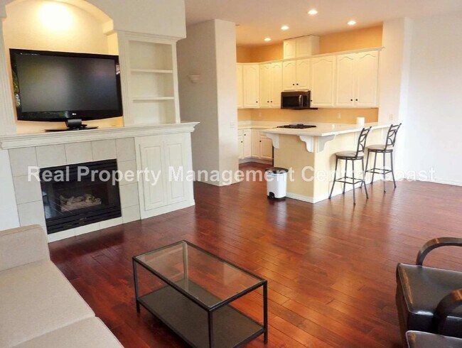 Foto del edificio - AVAILABLE SEPTEMBER - Spacious Villa Rosa ...