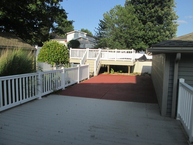 Building Photo - 853 Lawrence Ave