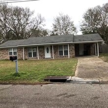 Building Photo - 916 Beatrice Dr