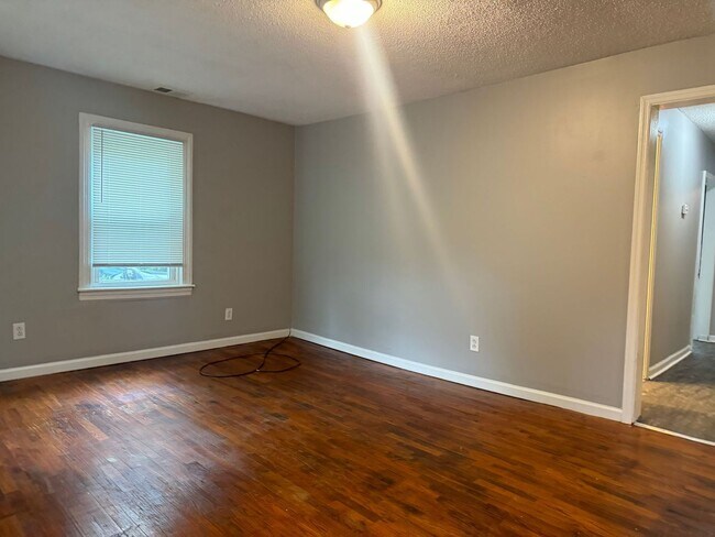 Foto del edificio - 1.33 Acre lot! Great Location! Off Trenton...