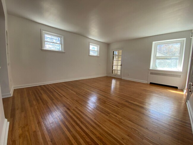 Building Photo - Newly Renovated 3 Bedroom 1.5 Bath in Drex...