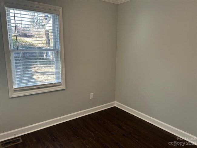 Building Photo - 2215 Kennesaw Dr
