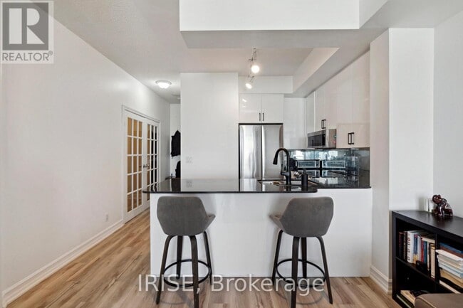 Building Photo - 1-2811 Elm Dr W