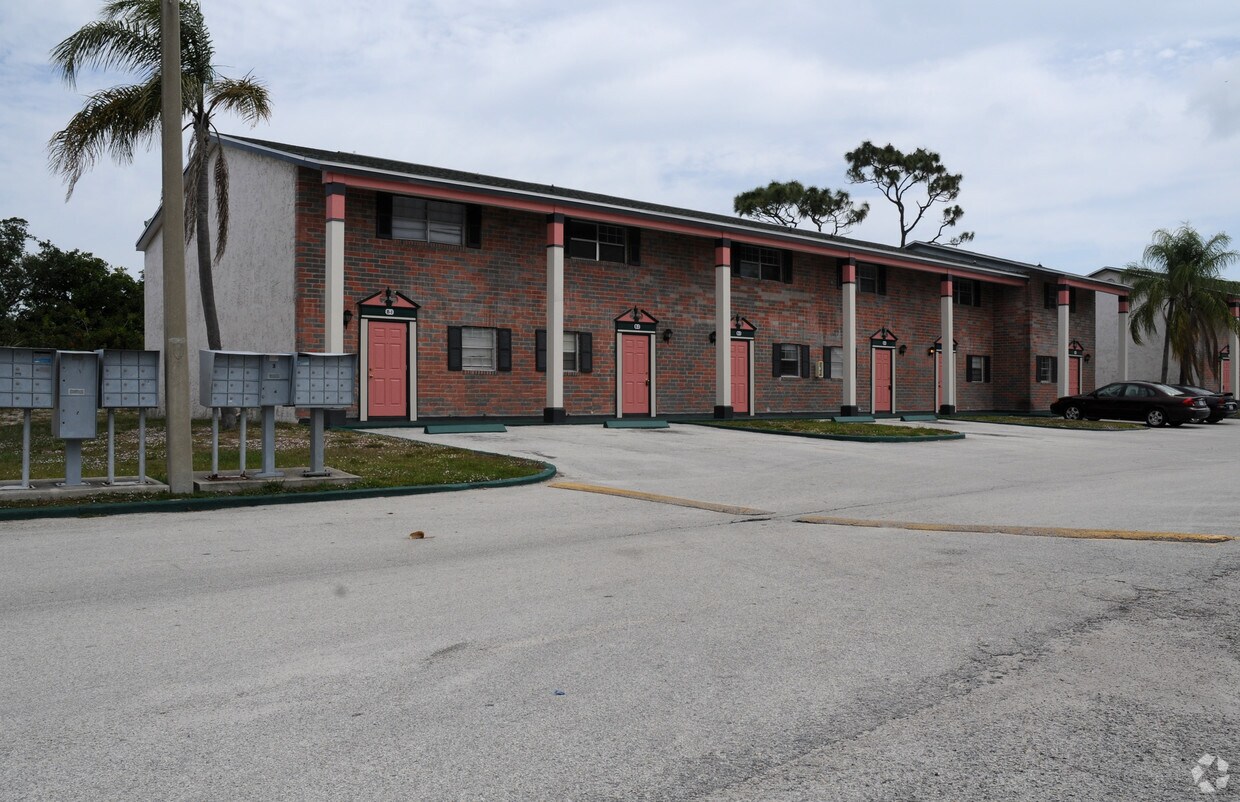 Foto principal - Village Green Condos