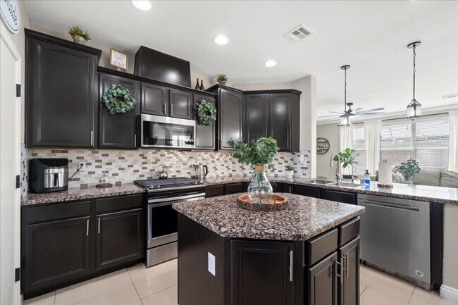 Foto del edificio - Luxurious, Exceptional Entertaining 5 Bedroom Home Featuring Expansive Indoor-Outdoor Living