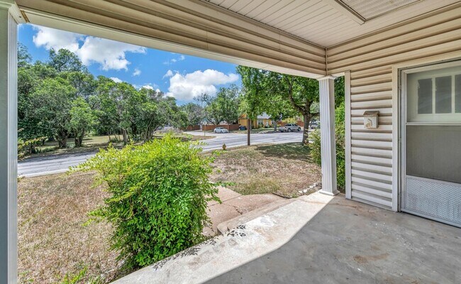 Foto del edificio - Spacious 3 Bed - 1 Bath House Near Downtown