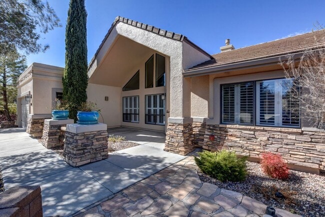 Building Photo - Beautiful home in Pinon Oaks!