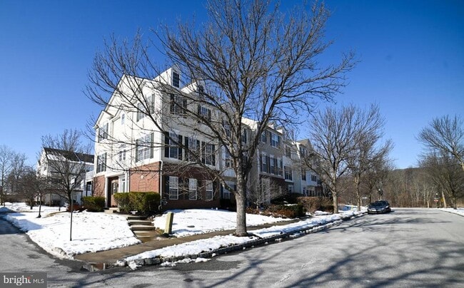 Building Photo - 1910 Cavalier Ln