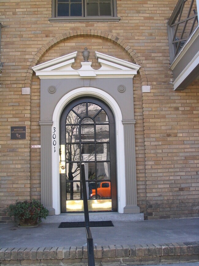 Building Photo - 3001 W Grace St