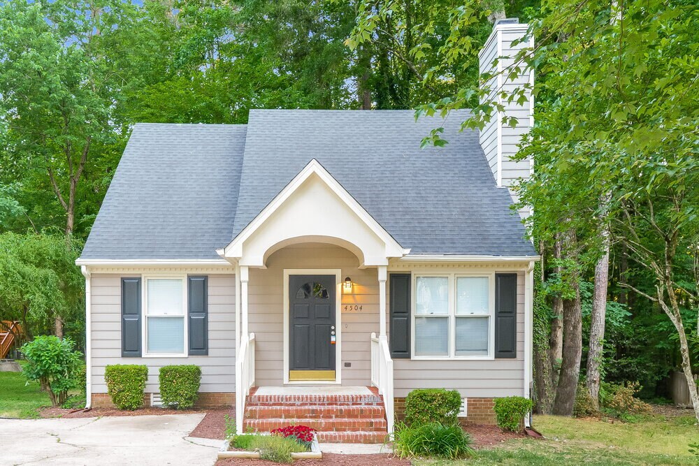 Primary Photo - 4504 Aviemore Crescent