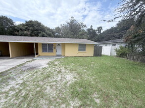 Building Photo - 827 W Carole St