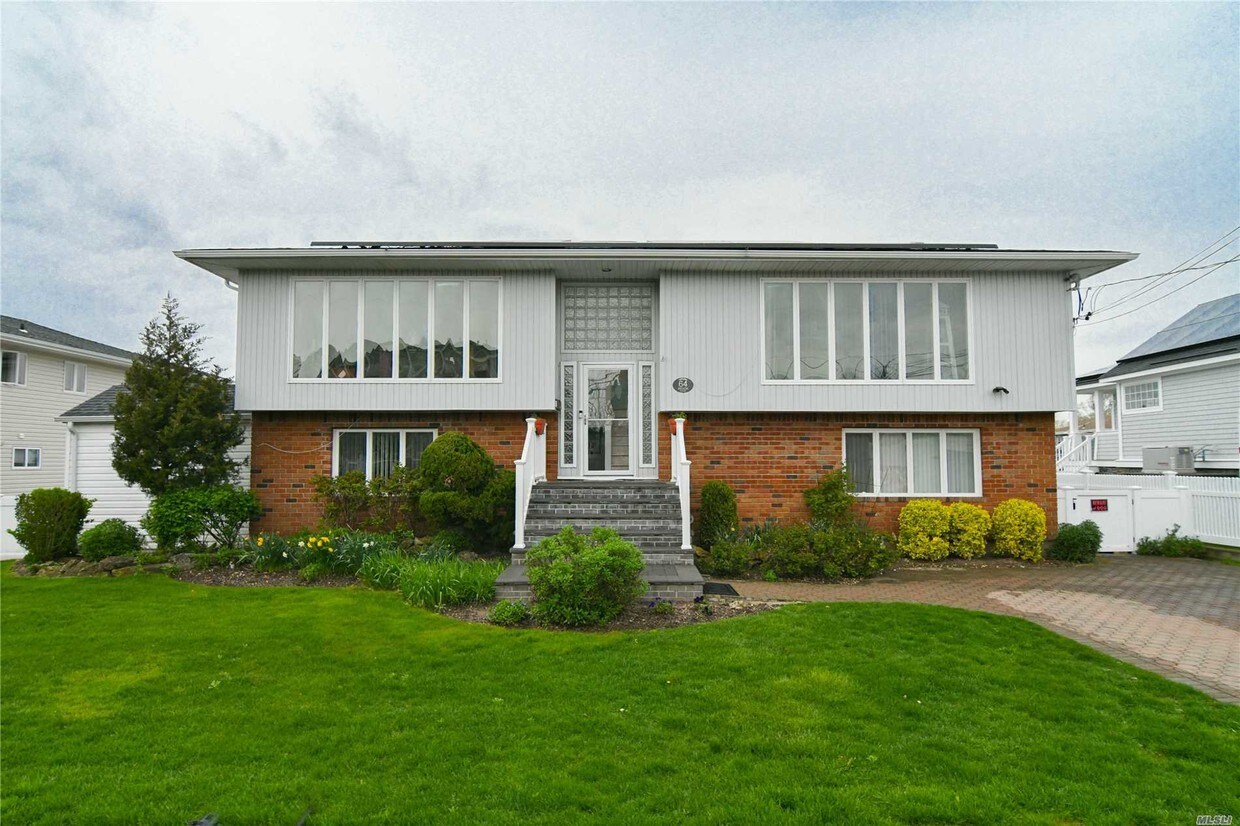 Primary Photo - 64 Beach Rd