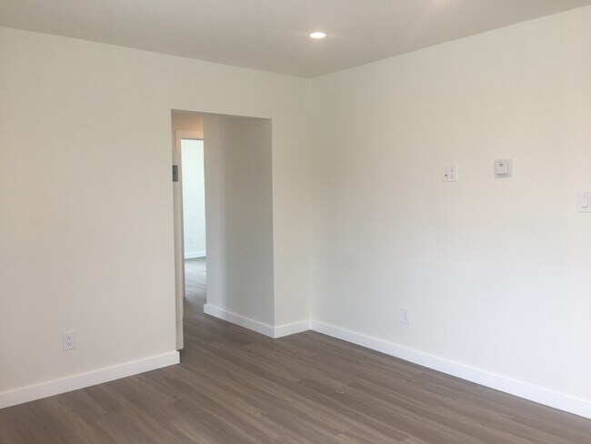 Building Photo - Updated 3 Bedroom Home in Pacific Beach!