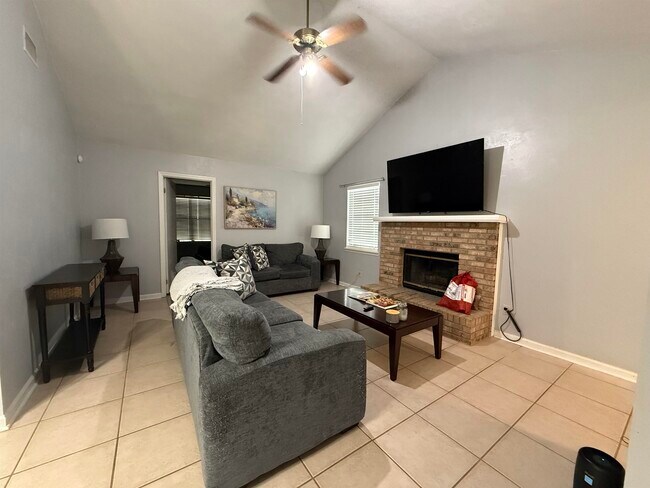 Foto del edificio - 2428 Talco Hills Dr