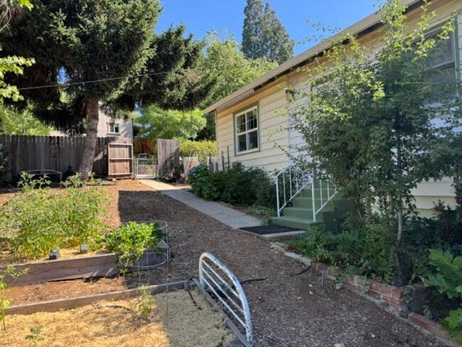 Building Photo - Welcome to this charming 2-bedroom, 2-bath...