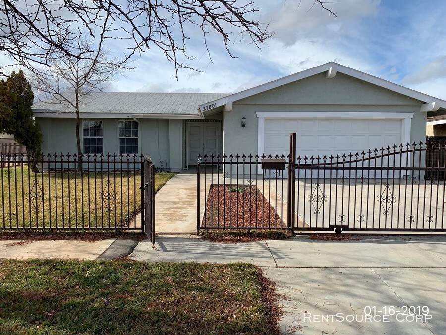 Primary Photo - 6 Bedroom Home For Rent in Palmdale!