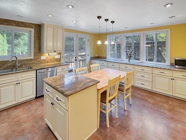 Foto del edificio - 225 Lindenbrook Rd