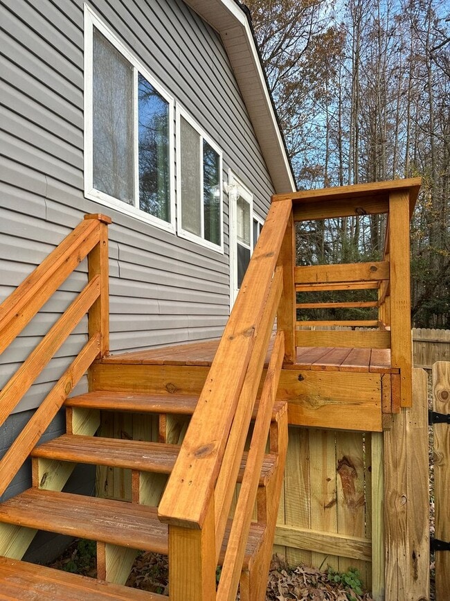 Building Photo - 2 Bedroom 1 Bath cottage with Lake View!
