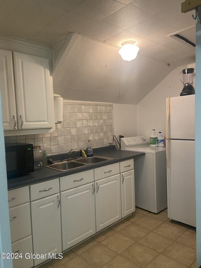 Building Photo - 412 Whiteview Rd