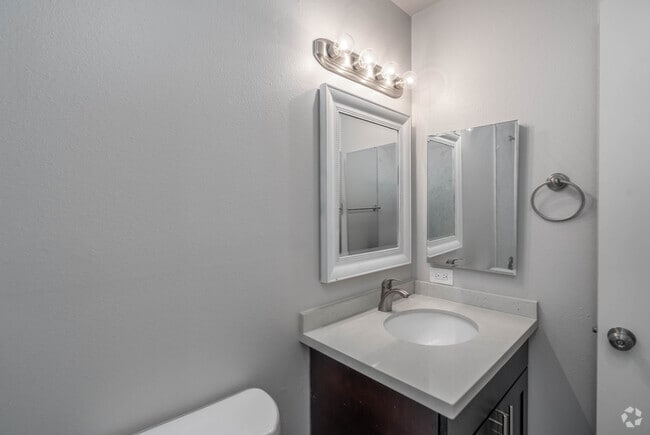 2BR, 2BA - 1,000SF- Bathroom - The Aire