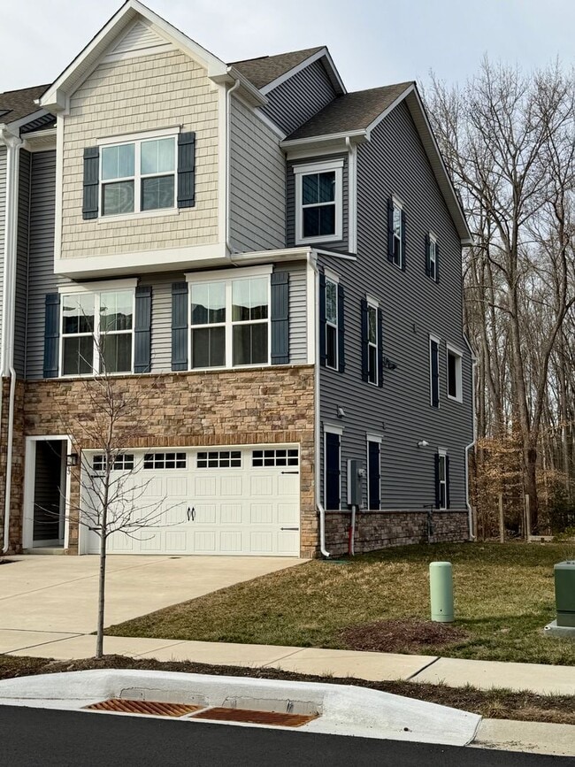 Building Photo - Welcome to the Village at Pine View!