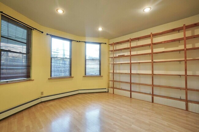 Building Photo - 39 E 40th St