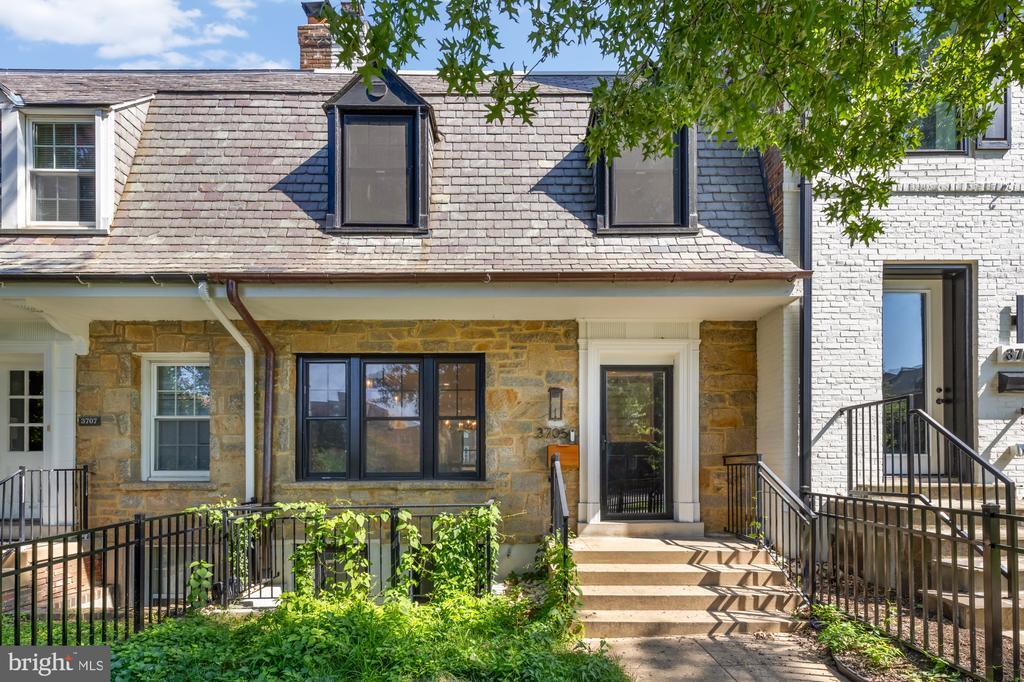 Foto principal - 3705 Reservoir Rd NW