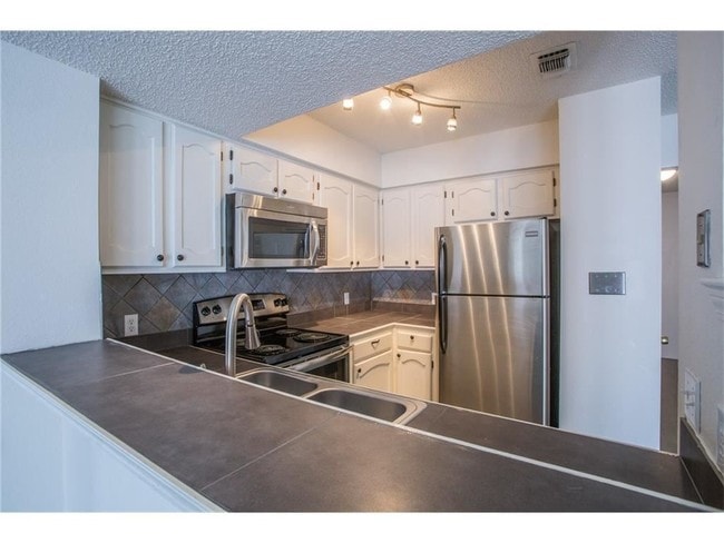 Building Photo - 3125 Sondra Dr