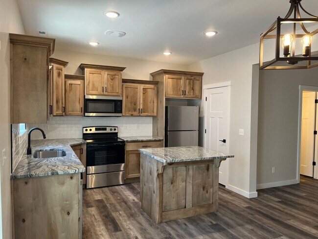Building Photo - Available Now! Modern 3 Bedroom Townhome on the Westside of Idaho Falls!