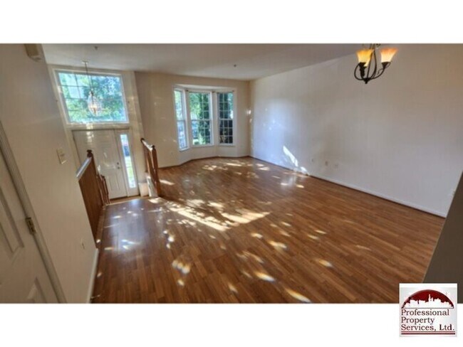 Building Photo - Spacious 3 Level Townhome In Wellington Tr...