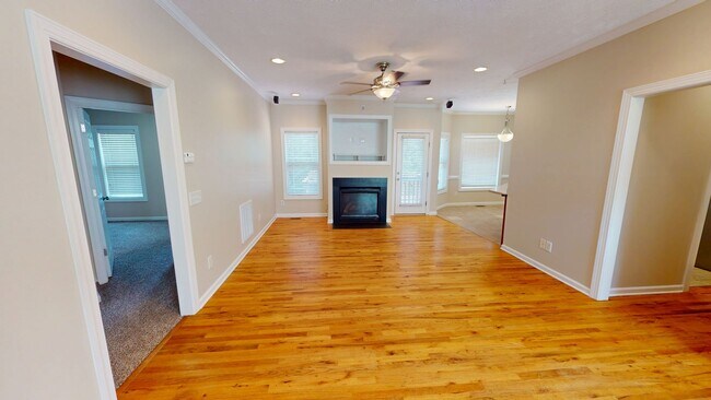 Foto del edificio - Beautiful 4 Bedroom with finished basement...