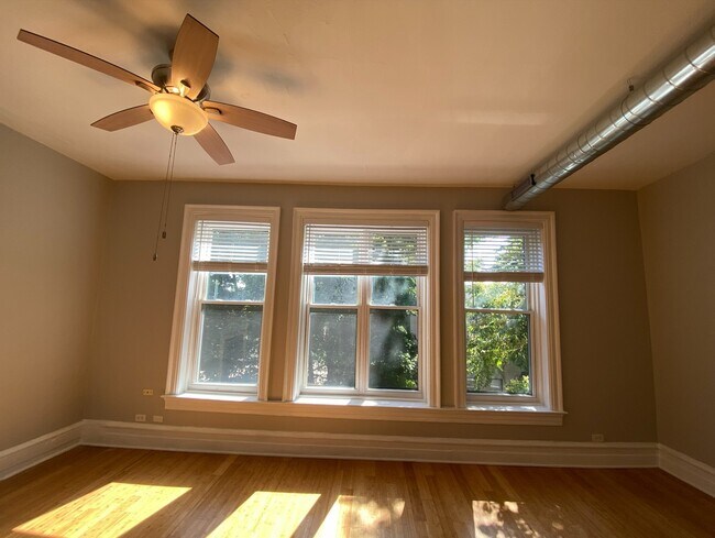 Foto del edificio - 2719 N Pine Grove Ave