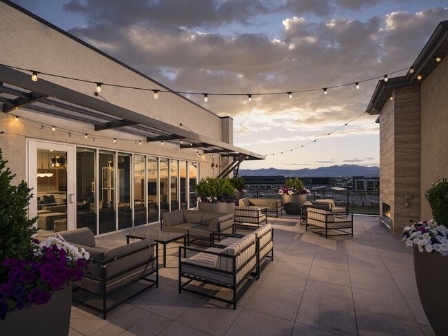 Chimenea al aire libre en el techo - Parc View Apartments & Townhomes