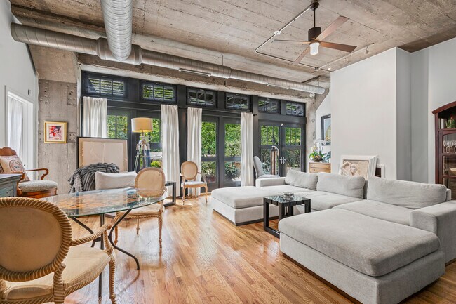 Foto del edificio - 1070 W 15th St