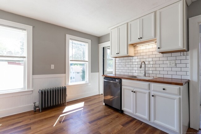 Building Photo - 207 Divinity St