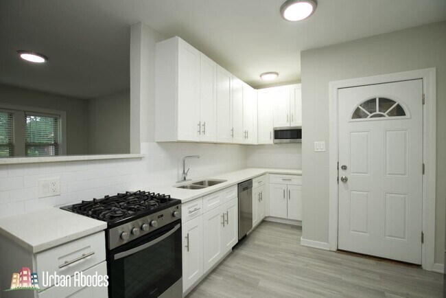 Building Photo - 3017 N Lockwood Ave