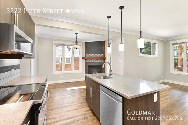 Photo du bâtiment - 2 bedroom Plus Den, 2 Bath with fireplace and high end appliances