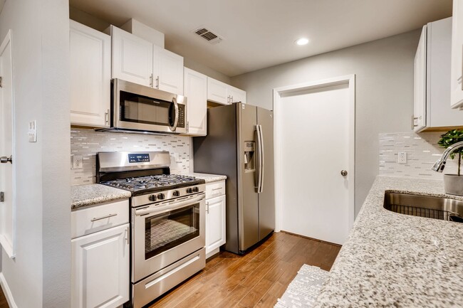 Foto del edificio - RECENTLY REMODELED 3 BR / 2 BATH COTTAGE L...