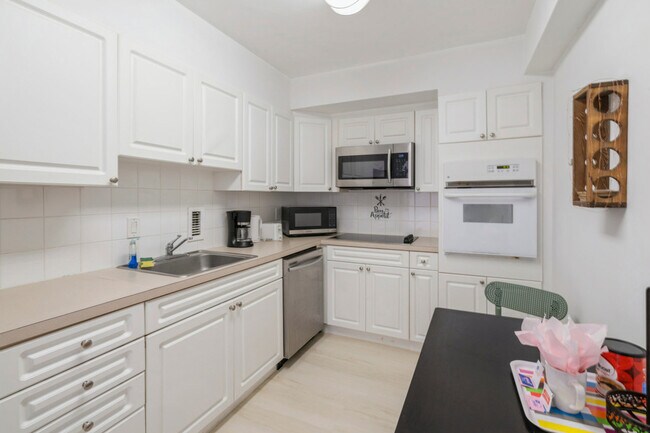 Building Photo - 3801 S Ocean Dr