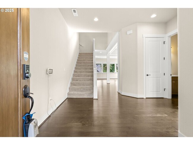 Foto del edificio - Spacious 4-Bedroom Smart Home with Modern ...