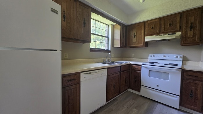 Building Photo - Renovated townhome in Linden Square.