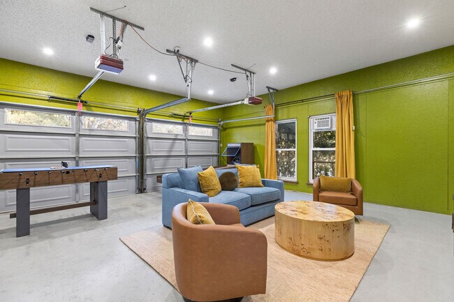 Foto del edificio - 326 Whisper Wood Ln