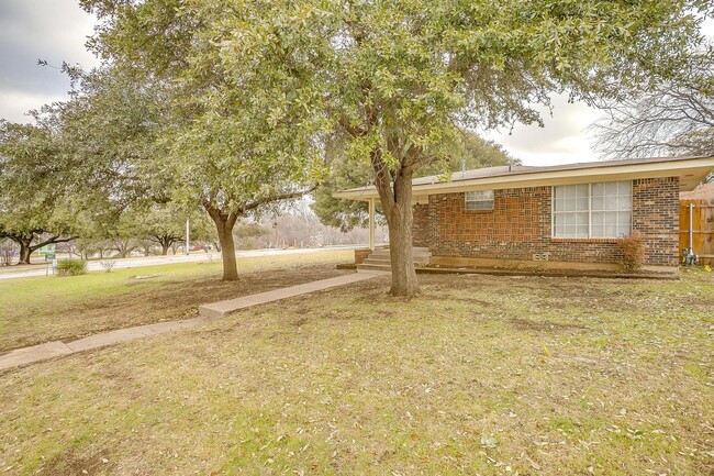 Building Photo - Spacious Updated 3 Bedroom, 2 Bath in hear...