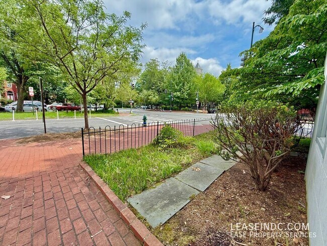 Foto del edificio - 725 Independence Ave SE