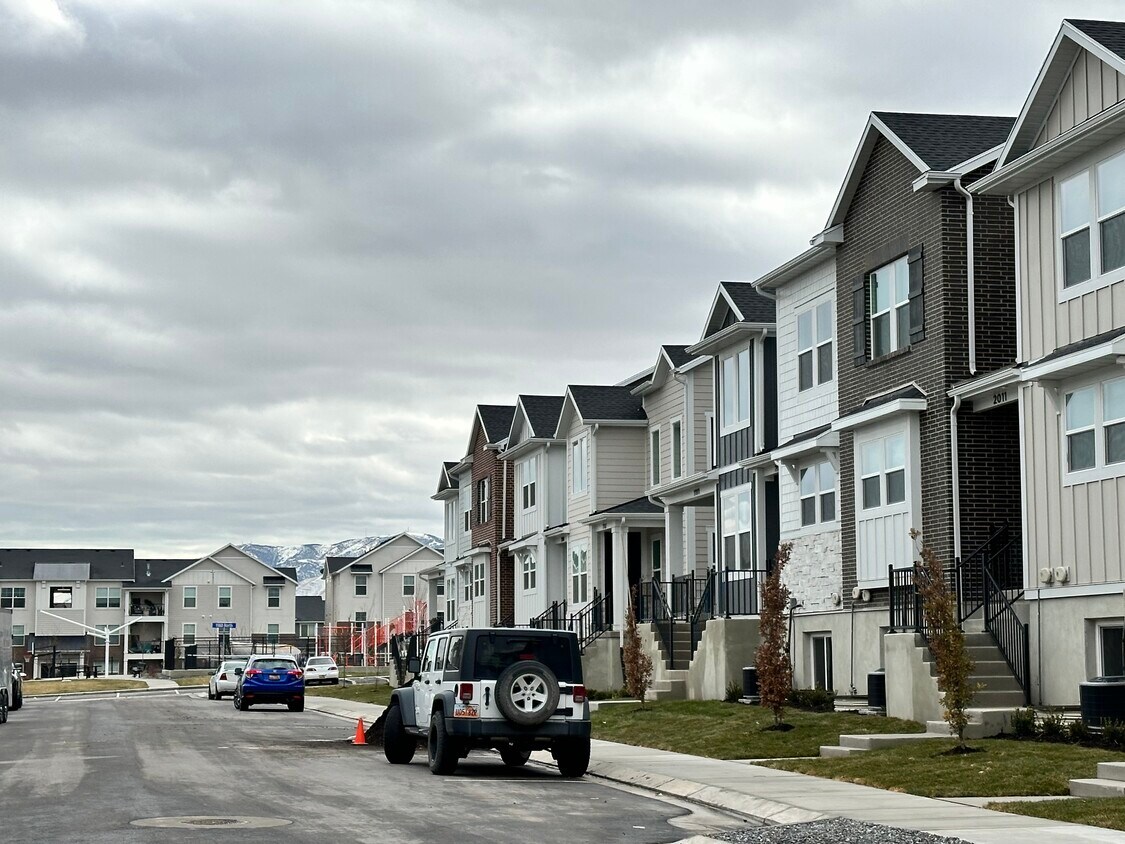 Townhouse - 1987 N 4040 W