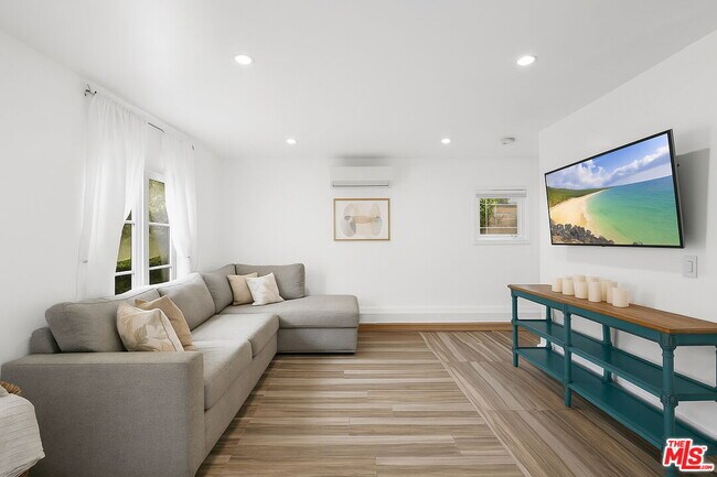 Foto del edificio - 1174 Coldwater Canyon Dr